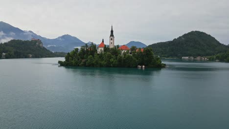 Kran-Herab-Drohnenaufnahme-Des-Bleder-Sees,-Slowenien-Am-Morgen-Im-Sommer