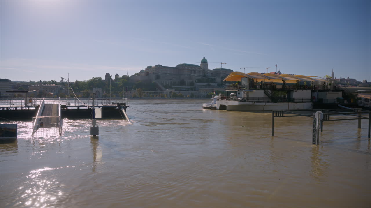 부다페스트의 라크파르트는 중부 유럽에서 지나치게 많은 비가 내린 후 도나우 강에 의해 침수되었습니다.