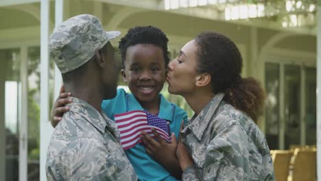 un couple de soldats avec leur fils.