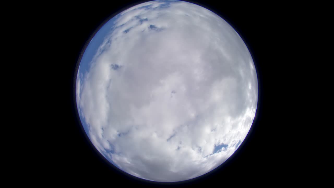 물고기 눈과 같은 지구 낮의 구름 타임 스