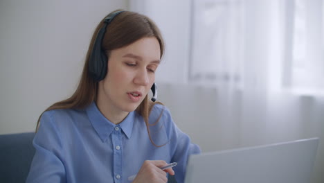 consulta en línea con un especialista por internet mujer está respondiendo a la pregunta y explicando call-center