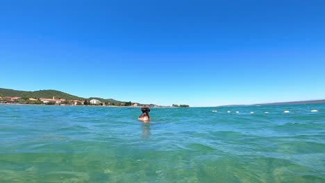 Turista-Caucásica-De-Vacaciones-Jugando-Bajo-El-Agua,-Cámara-Lenta