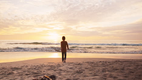 Strand,-Sonnenuntergang-Und-Kind-Bei-Wellen