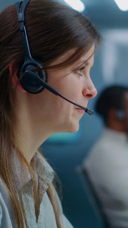 mujer representante de servicio al cliente