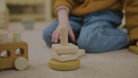 Niño-En-El-Suelo-De-La-Sala-De-Juegos