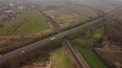 imágenes de drones de la autovía a2 en canterbury mientras cruza los pantanos de hambrook y una vía de tren