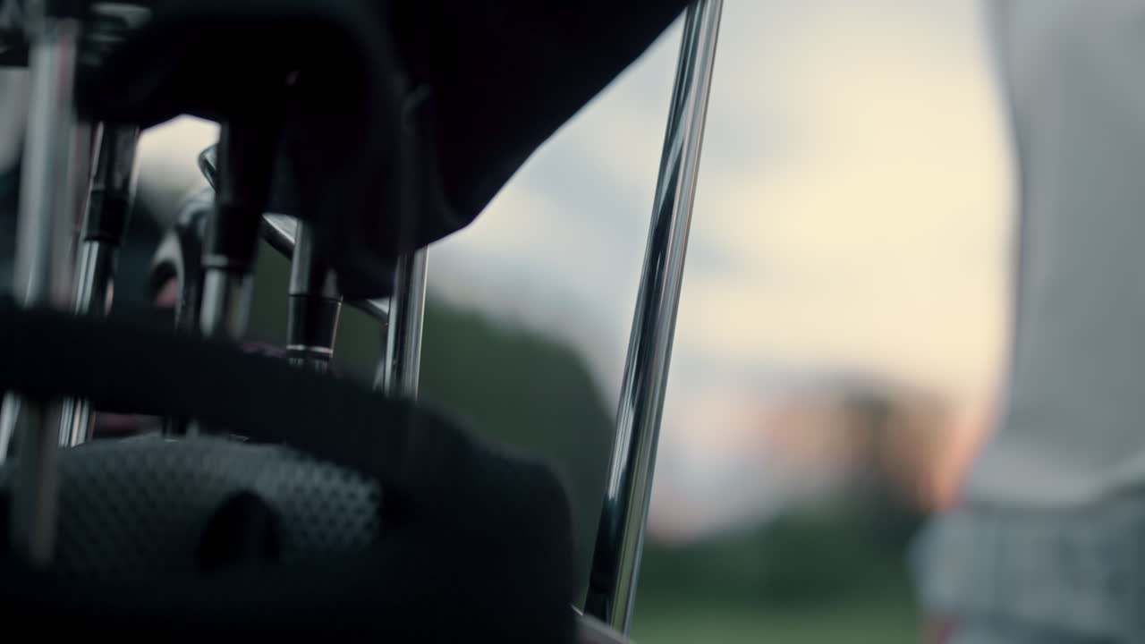 mujer tomando el palo de golf en la bolsa de equipo deportivo.