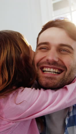 niña vestida con un disfraz de hadas abrazando a su padre