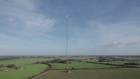 Torre-De-Telefonía-Móvil-De-Telecomunicaciones-Con-Cielo-Y-Nubes---Toma-Panorámica