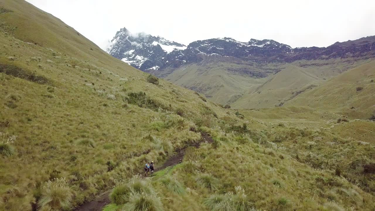 ariel vista de excursionistas en el valle abierto de cotopaxi ecuador