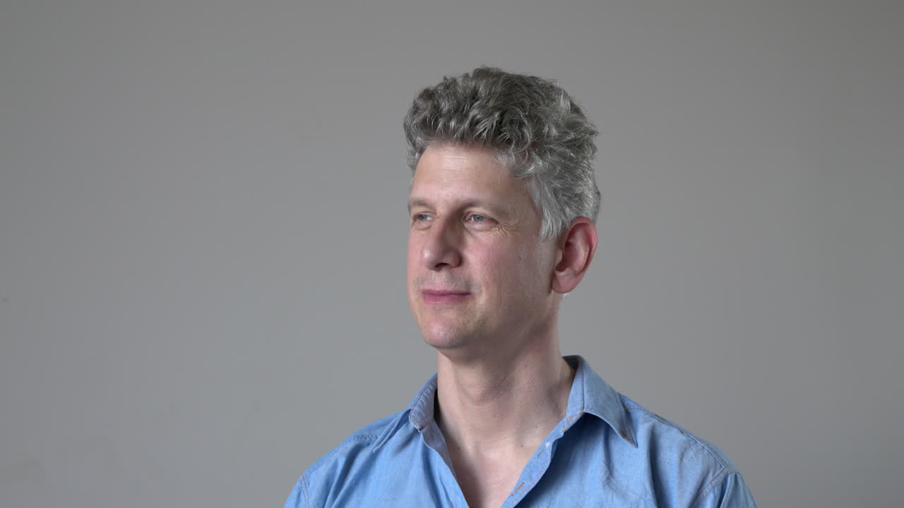 성숙한 남자가 아무렇지도 않게 자신의 의견과 인터뷰를 하고 있다