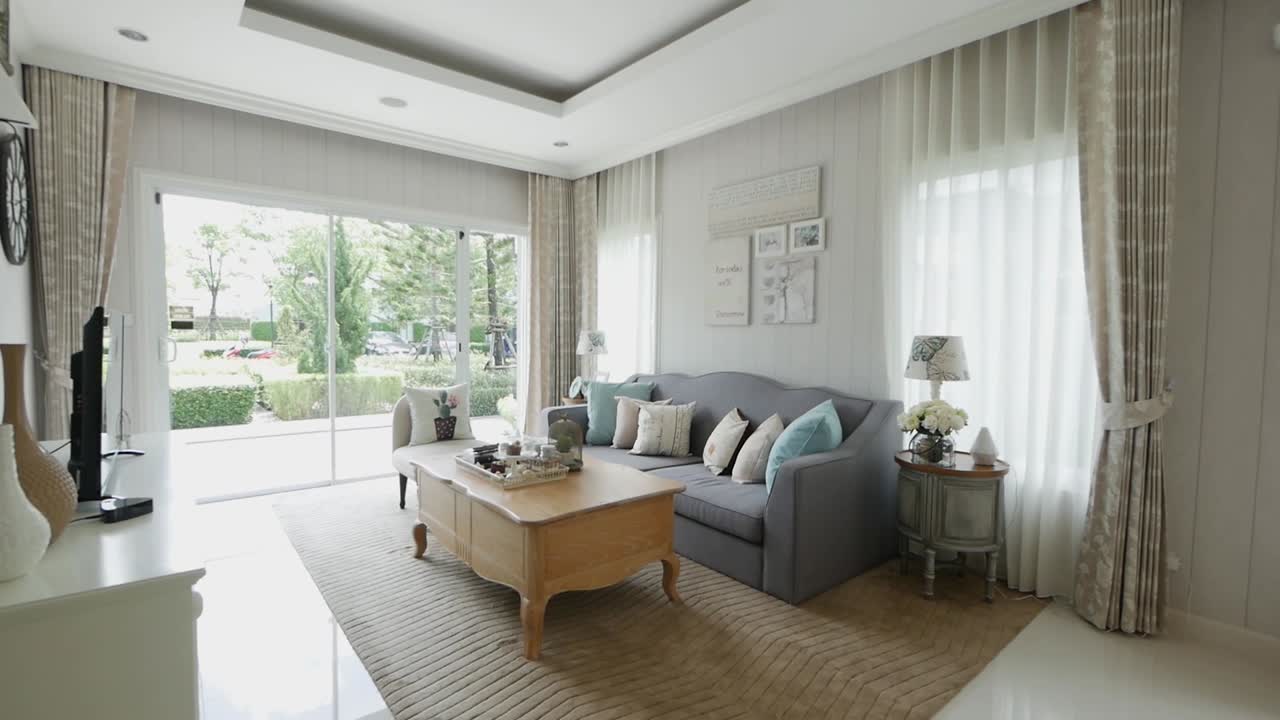 オープンプランの家の明るく居心地の良いリビングエリアの装飾