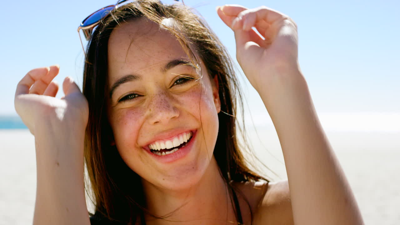 niña feliz en la playa