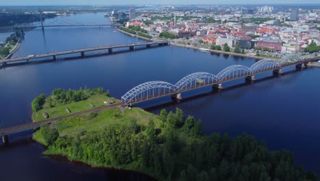 Luftdrohnenvideo-Von-Riga,-Lettland-Und-Brücken-Vom-Fluss-Daugava