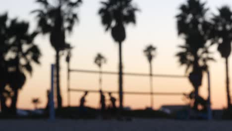 jugadores jugando al voleibol en la cancha de playa, juego de bola de voleibol con pelota y red.