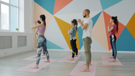 clase de yoga en un estudio