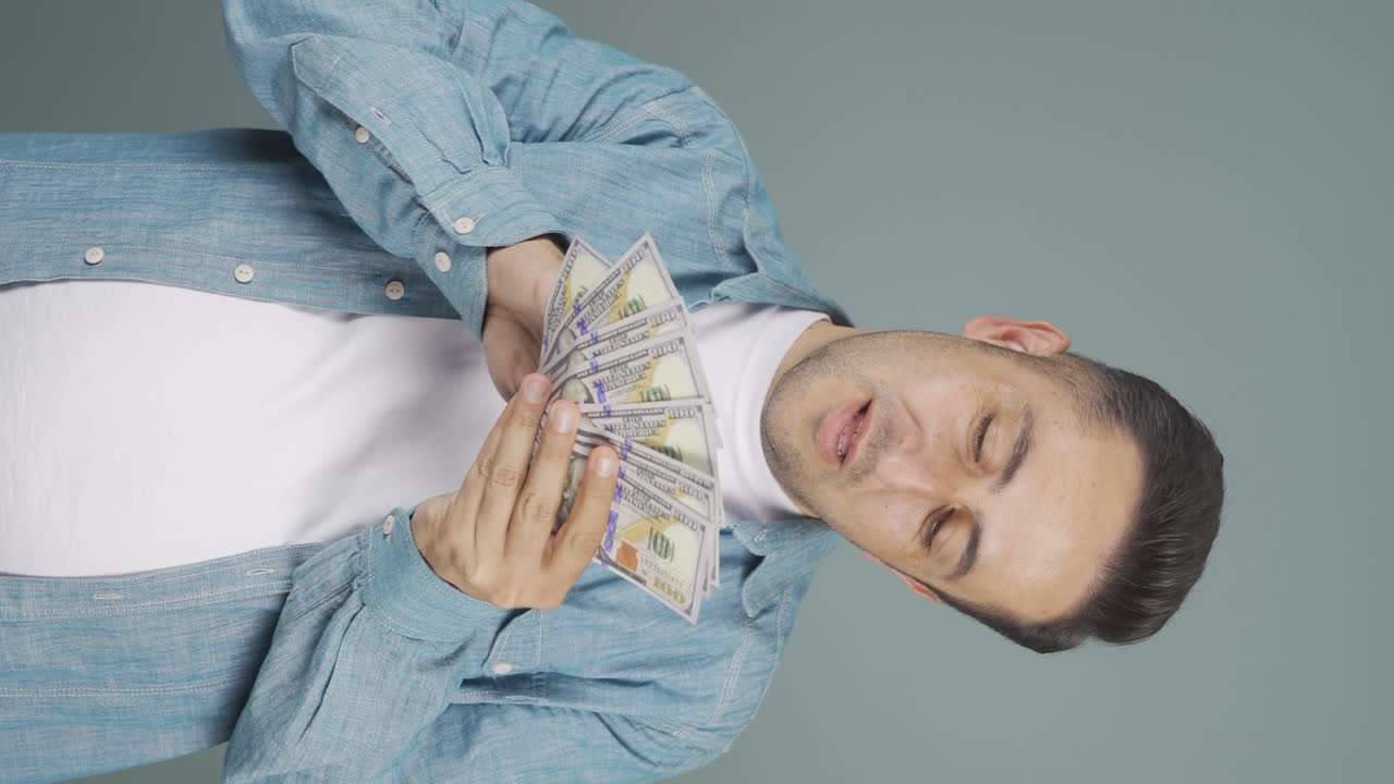 вертикальное видео человека, который любит деньги.