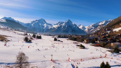 Una-Toma-Aérea-De-La-Estación-De-Esquí-Les-Deux-Alpes-En-Los-Alpes-Franceses