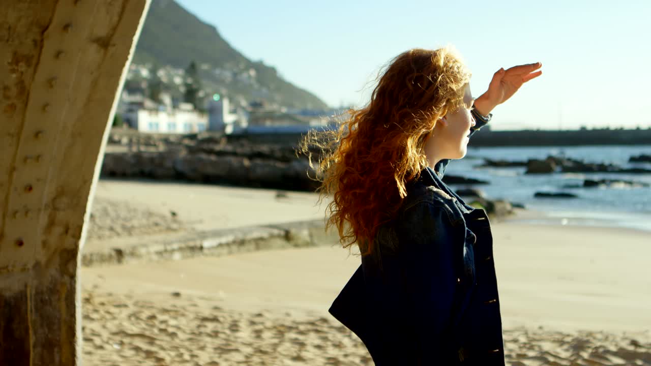 женщина, стоящая возле пляжа в солнечный день 4k