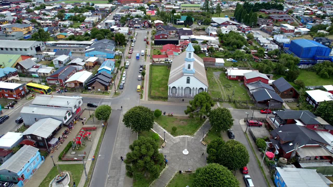 vista aérea hacia la iglesia patrimonial de dalcahue, día nublado en chiloe, chile