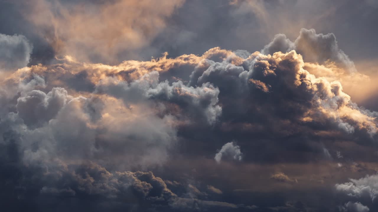 nubes naranjas, al atardecer o al amanecer