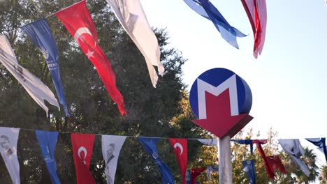 banderas turcas y letrero del metro