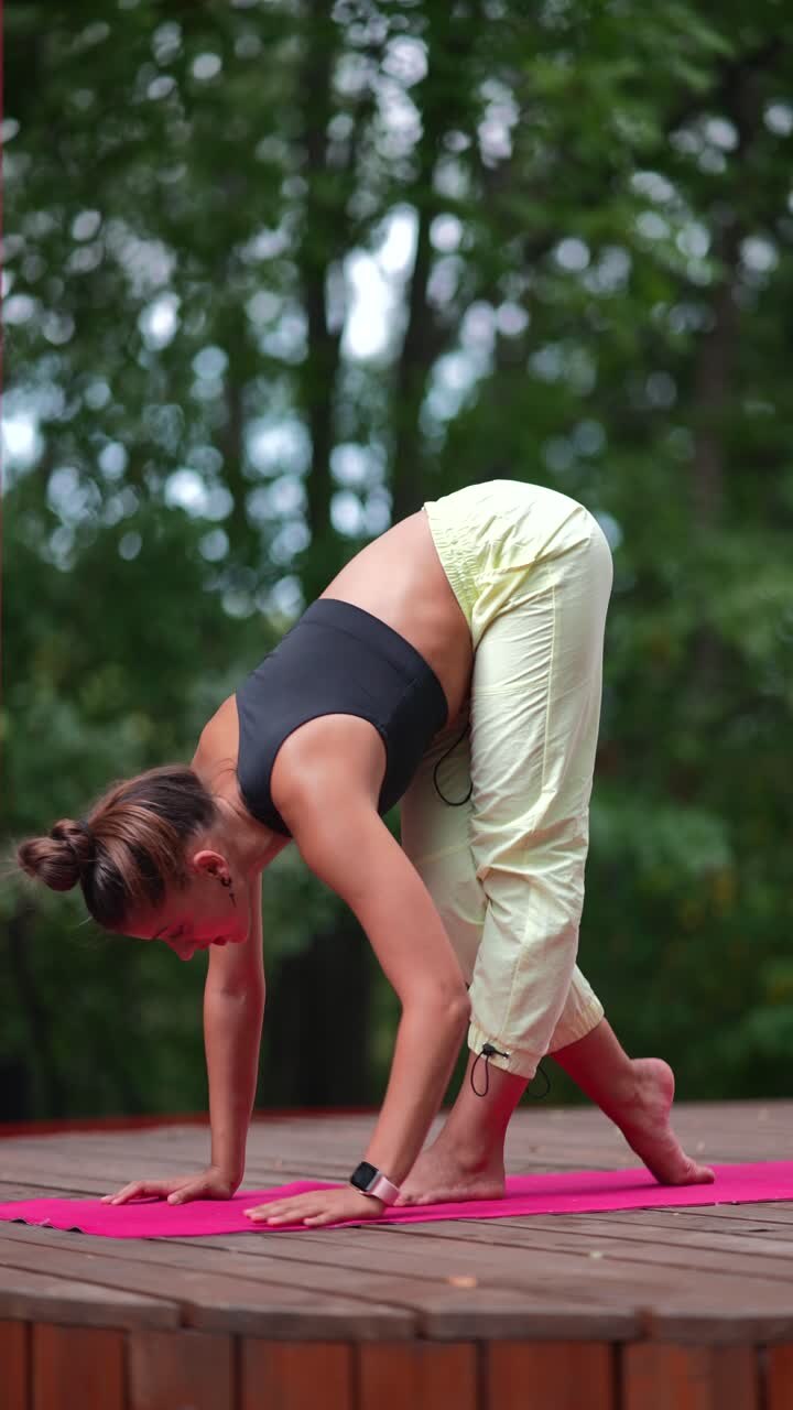 Donna che pratica yoga all'aperto