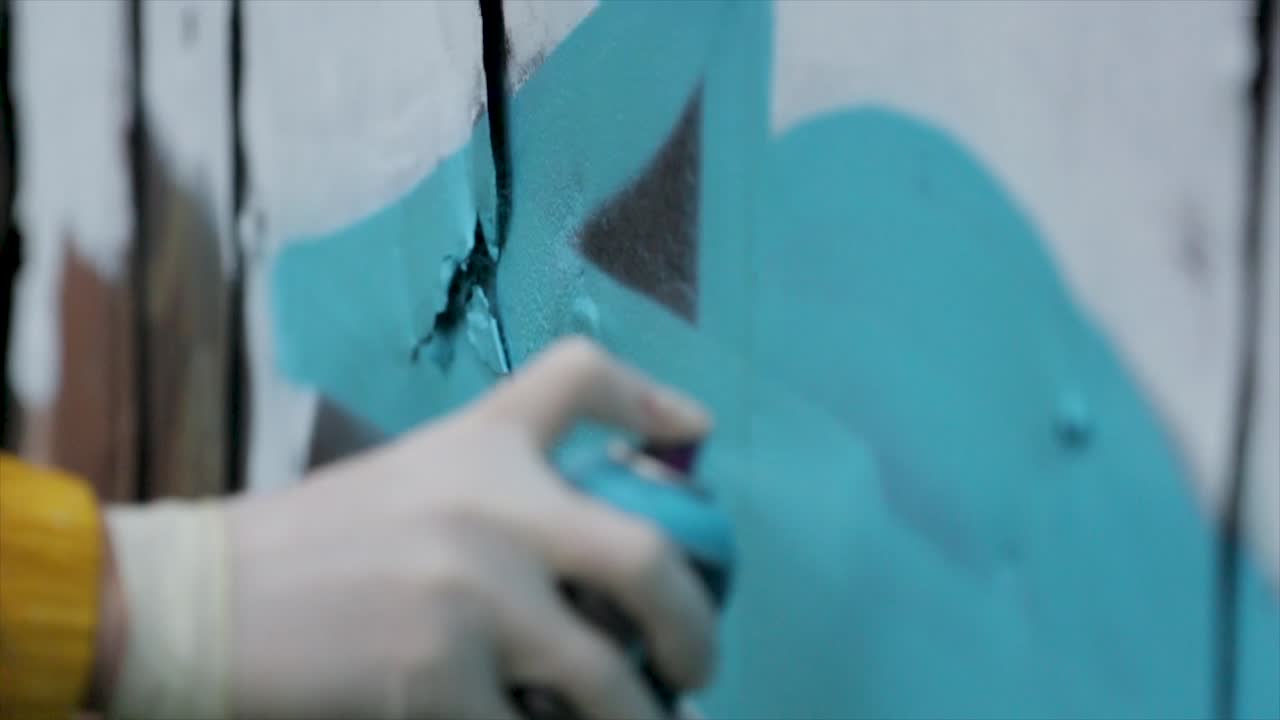 그래피티 예술가 가 벽화 를 스프레이 로 그린다