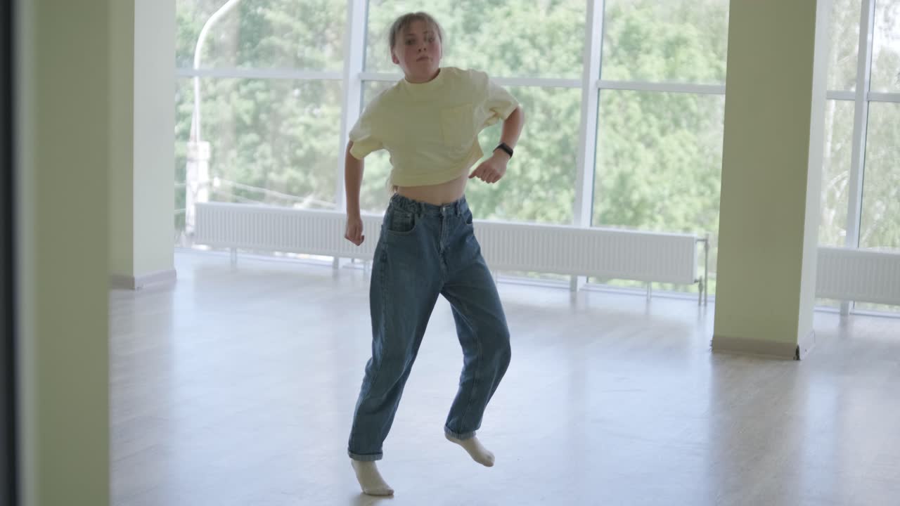 jong meisje breakdanceert in een moderne studio
