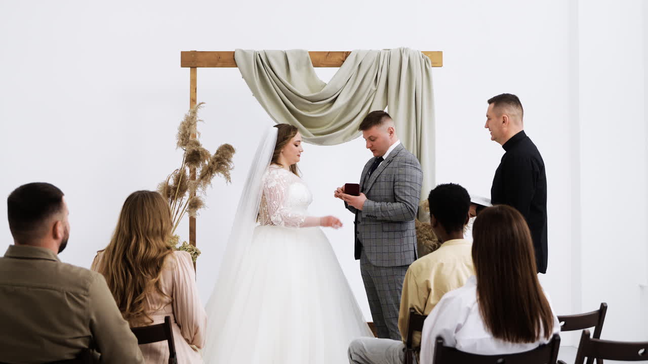 pareja intercambiando los anillos