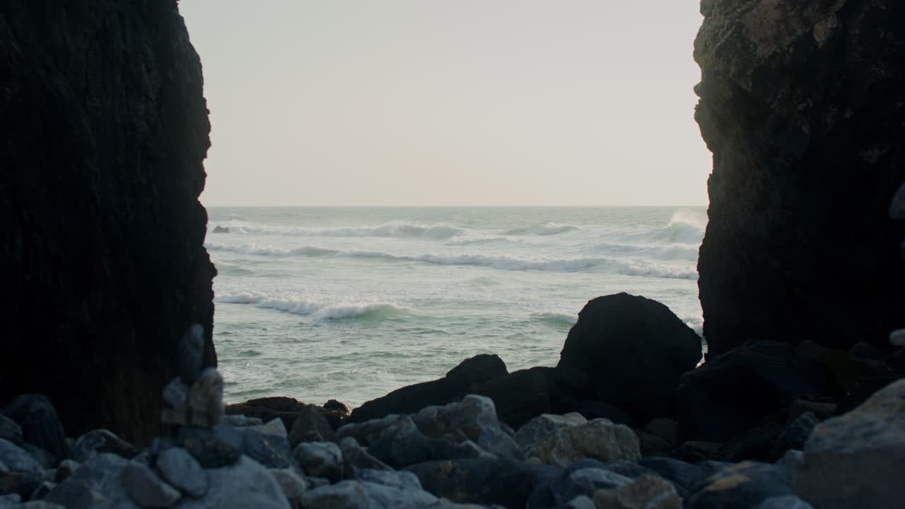 동굴 을 통해 바다 를 볼 수 있다