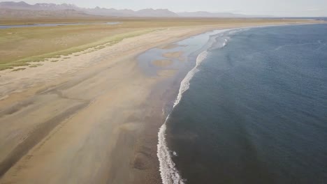 Imágenes-Aéreas-De-Una-Rara-Playa-De-Arena-Dorada-Y-Olas-Tranquilas-Durante-El-Verano-Soleado-En-La-Península-De-Snaefellsness,-Islandia