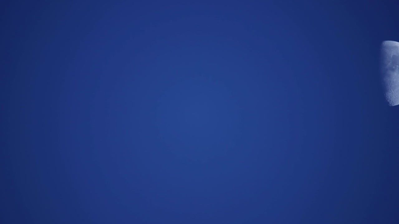 luna creciente hermosa puesta de sol nubes que pasan más profundas