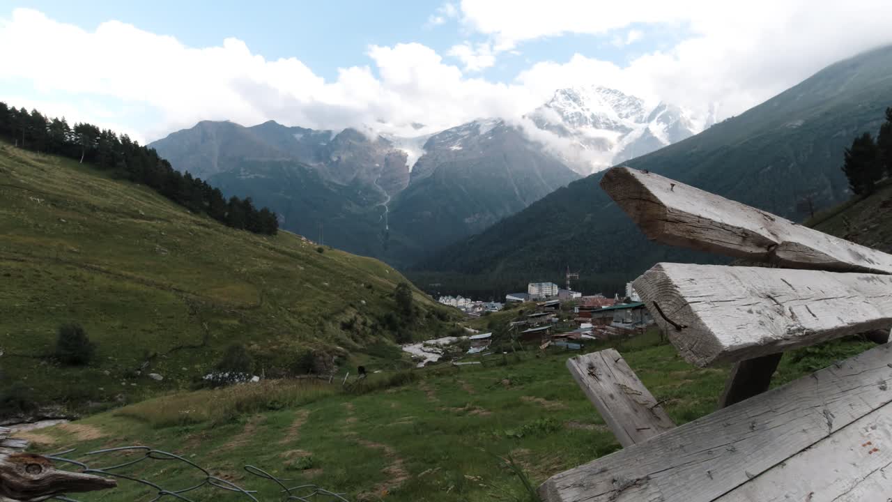 valle montañoso con pueblos y picos cubiertos de nieve
