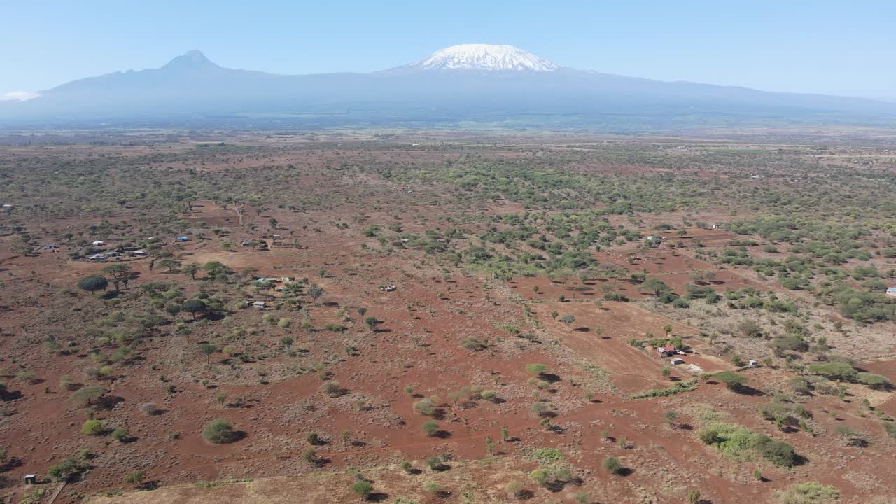 granjas tradicionales masai en la sabana a los pies del monte kilimanjaro, vista desde el aire