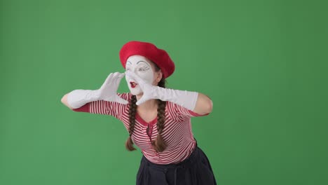 artista de mimo gritando con las manos en copas alrededor de la boca