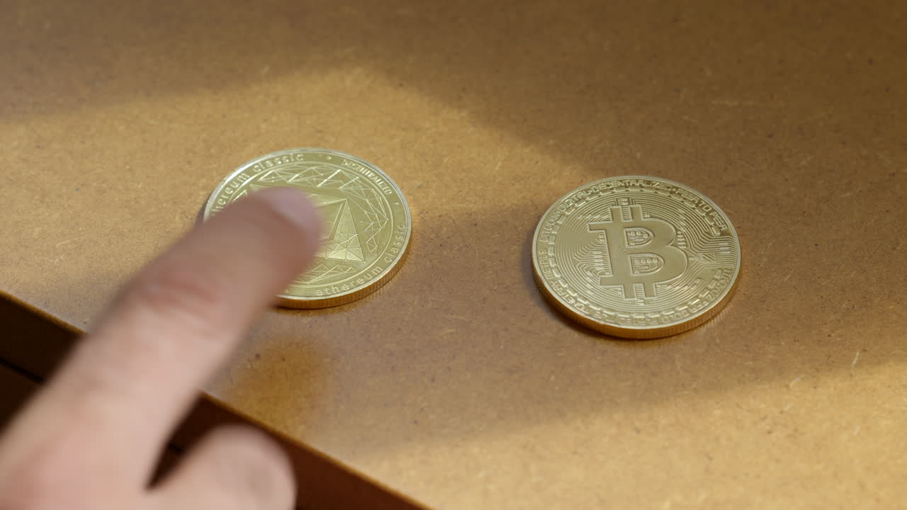 la mano de un hombre eligiendo entre bitcoin y ethereum