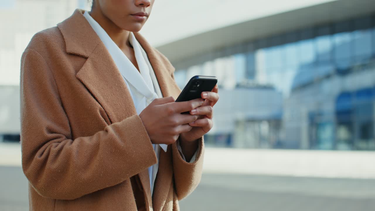 Kvinde bruger smartphone udendørs