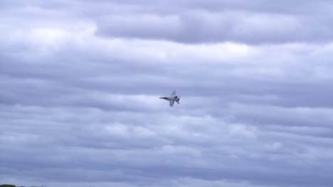 Blick-Auf-Einen-F:a-18f-Super-Hornet-Jet,-Der-Durch-Bewölkten-Himmel-Fliegt-–-Niedriger-Winkel