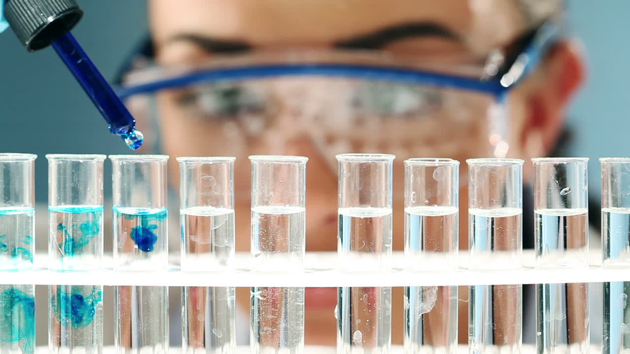 joven científico que estudia