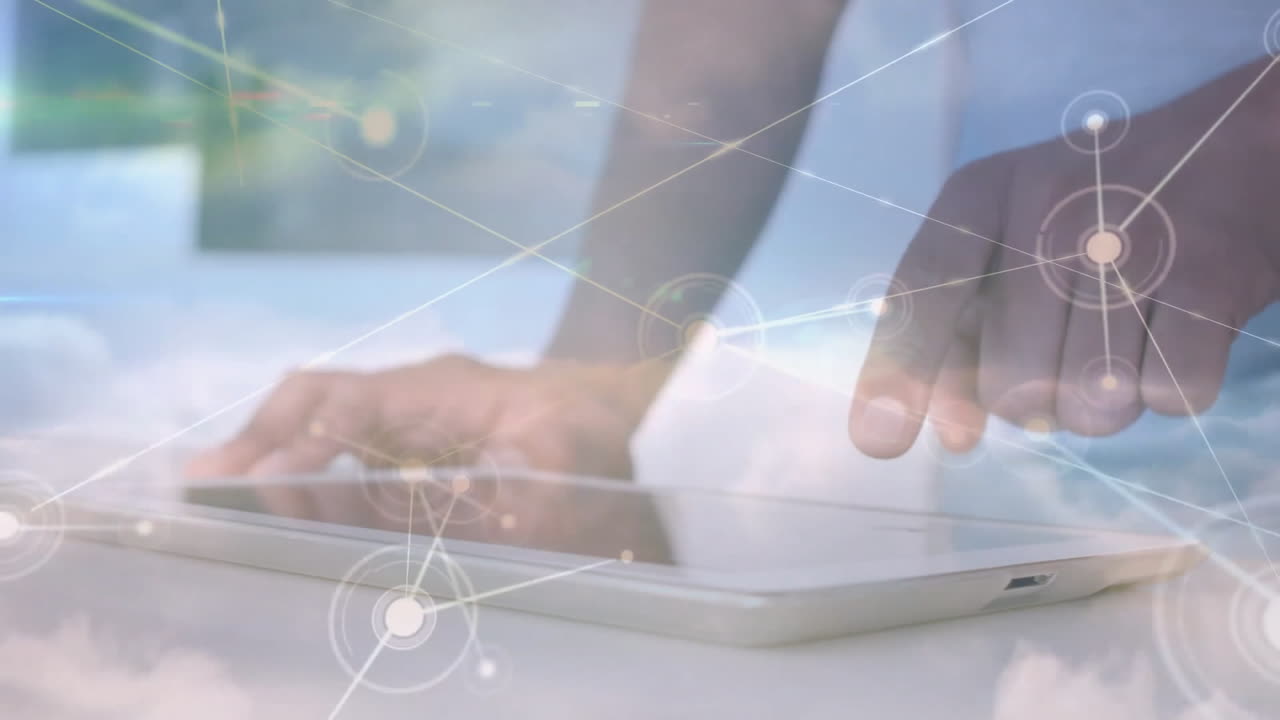 태블릿을 사용하는 백인 여성에 대한 연결 네트워크의 애니메이션