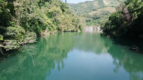 el embalse de presa de tireo en loma de blanco bonao, república dominicana