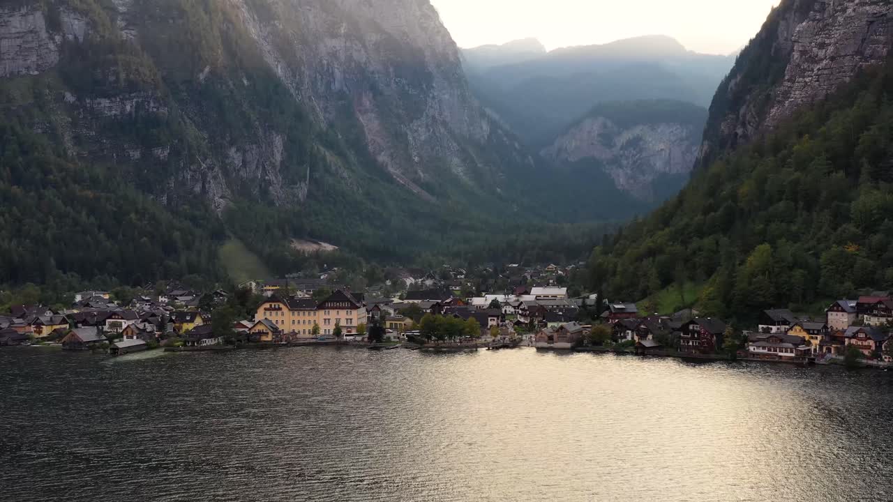 Luftfoto af den østrigske bjerglandsby Hallstatt og Hallstätter See