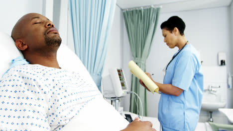 doctora preparando una máquina médica
