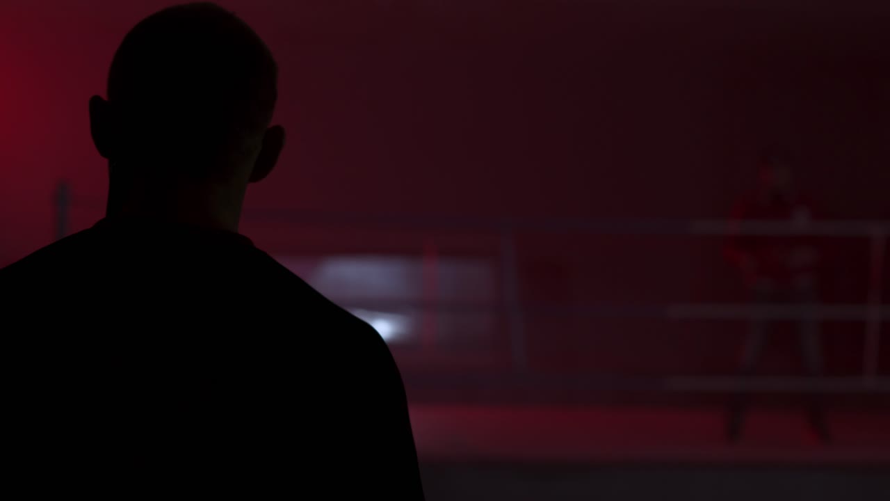 un combate de boxeo en una arena oscura