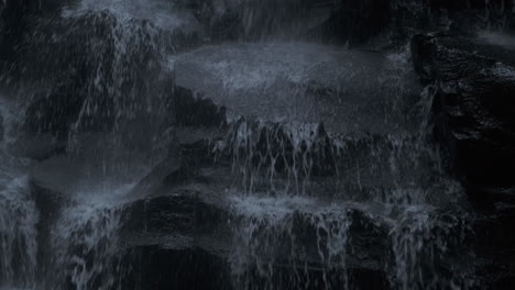 erstaunlicher wasserfall auf einer tropischen insel.