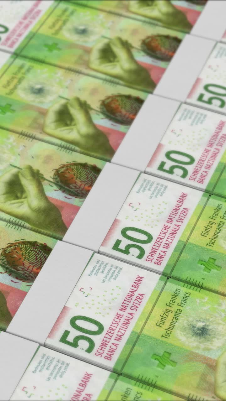 video vertical de billetes de 50 francos suizos impresos por una imprenta de dinero