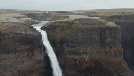 Vista-De-Pájaro-De-La-Cascada-De-Haifoss-Que-Fluye-Y-Cae-Entre-El-Cañón-En-El-Sur-De-Islandia.-Vista-Panorámica-De-La-Cascada-De-Haifoss-En-El-Río-Fosa-Cerca-Del-Volcán-Hekla