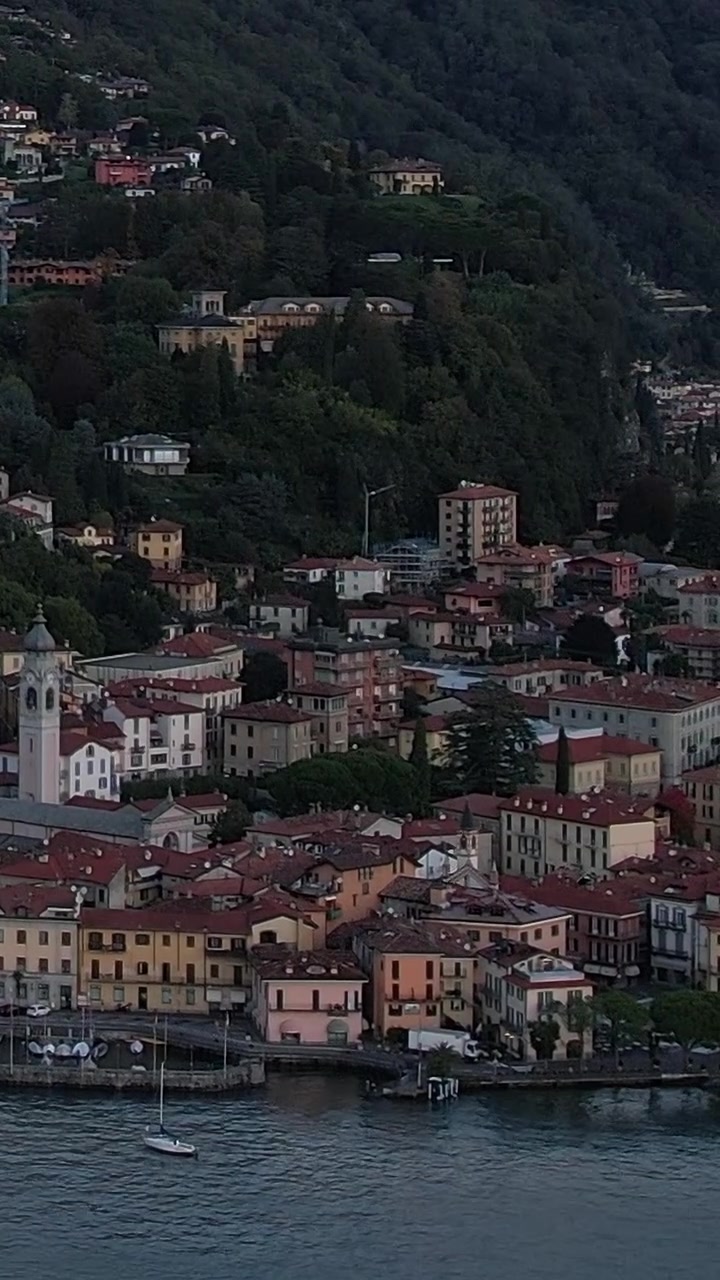 Splendida vista aerea delle Alpi italiane e città lacustre alla luce della sera