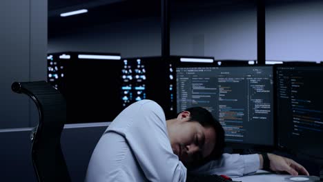 programador cansado tomando una siesta en la sala del servidor